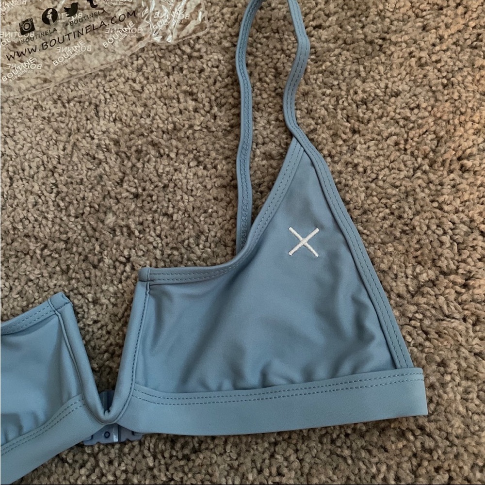 BoutineLA slate blue v-cut top - Picture 3 of 5